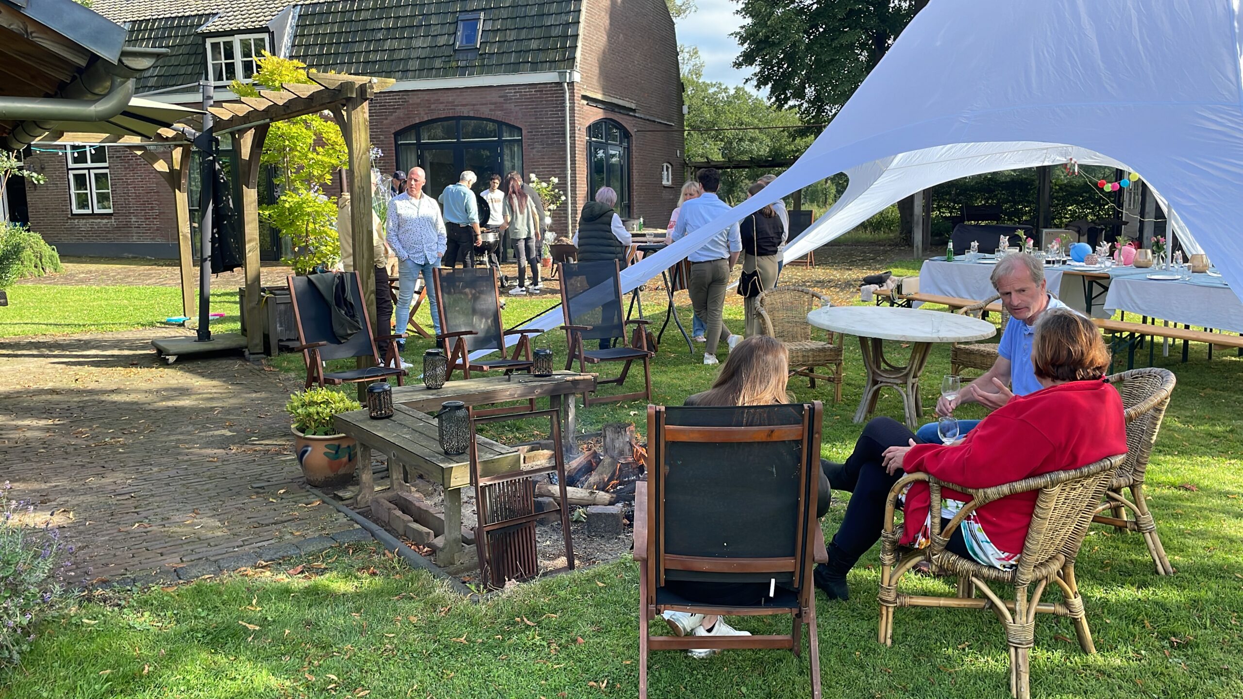 Gezellige sfeer bij een kampvuur op het landgoed van Buiten Gewoon Koken