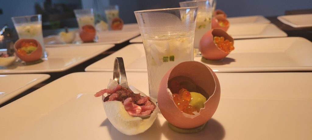 driedelige amuse klaargemaakt op wit bord