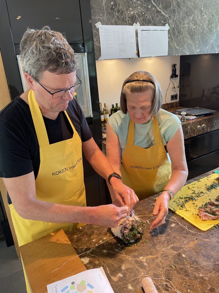 Deelnemers samen gerecht aan het klaar maken