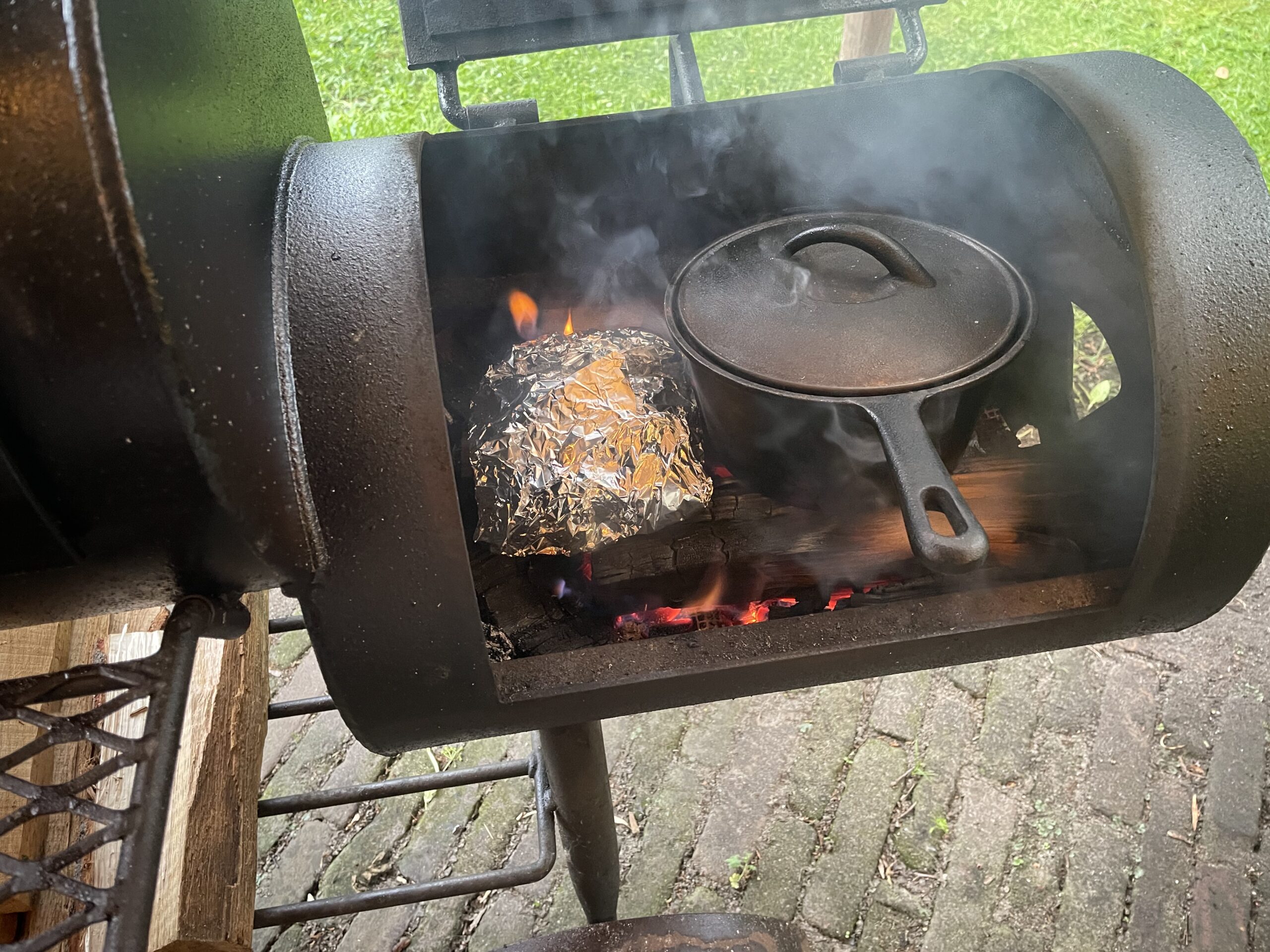 Gietijzeren pan grillen in de BBQ smoker