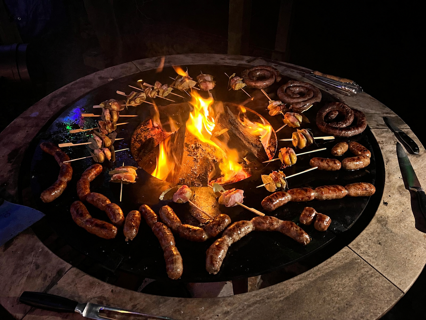 Vlees op grill met vuur buiten